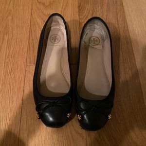Tory Burch black leather flats size 5.5. Beautiful flats with jeans/ dressy pant
